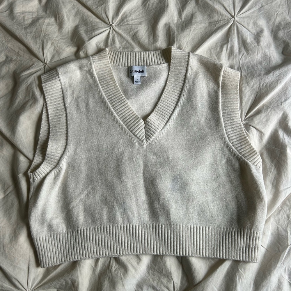 Sunday Aritzia Sleeveless White Sweater Vest Size Small